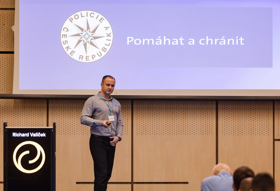 Napadená zařízení okamžitě odpojte od internetu, říká major Valiček